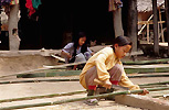 troch starsze dzieci pomagay juy przy ciciu odyg bambusa