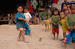 niewiele dzieci we wioskach na pnocy Laosu posiada jakiekolwiek zabawki